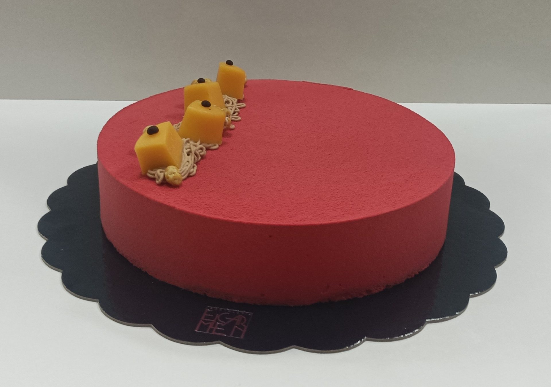 Cajas envueltas para regalo con pasteles artesanales, chocolates y mini pasteles.