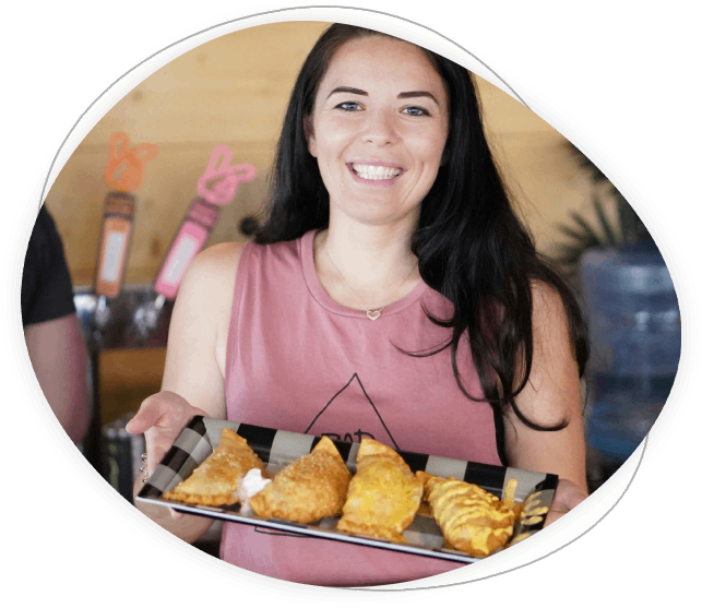 mujeres sosteniendo pasteles