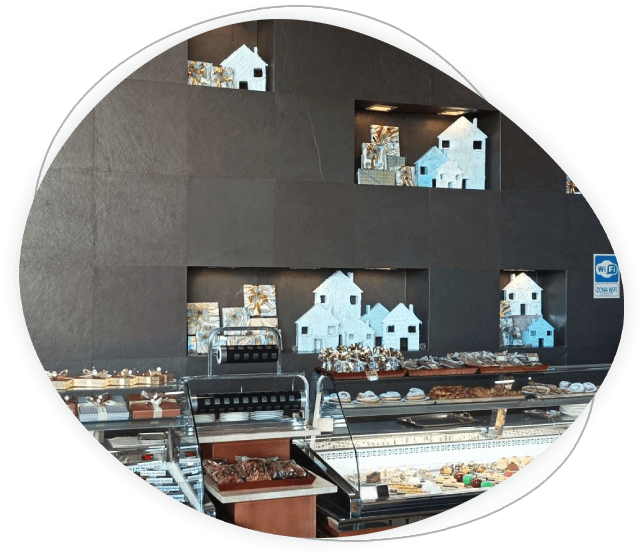 Pared decorada y expositor con pasteles