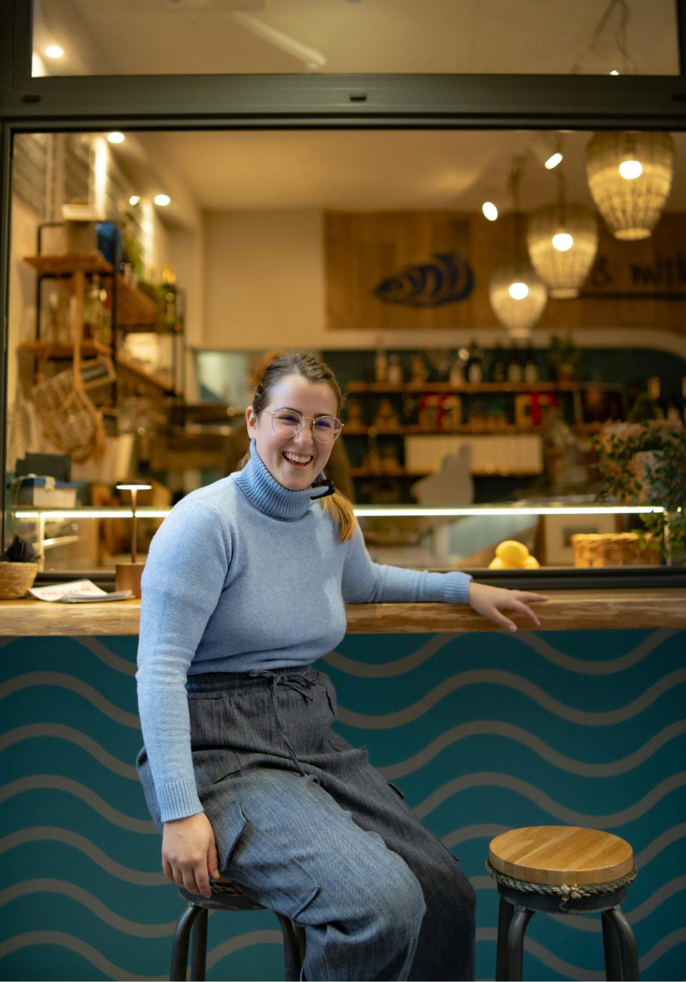 Clientes felices disfrutando de pasteles dentro de Pastelería El Carmen.